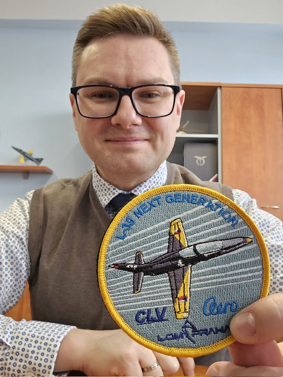 jiri_protiva's tweet photo. První letoun L-39 Skyfox je v LOMu a vize se tak stávají realitou 👉 obměňujeme flotilu, posouváme kvalitu leteckého výcviku kupředu a jsem velmi rád, že tím zároveň podporujeme 🇨🇿 průmysl.
#LOMPRAHA #CLVPardubice @ObranaTweetuje @ArmadaCR @AERO_Vodochody #L39Skyfox @mpo_tweetuje https://t.co/oc6deC4Yop