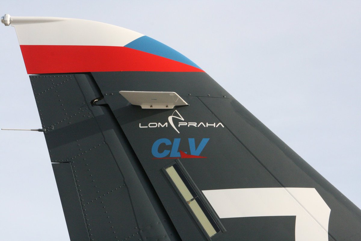 jiri_protiva's tweet photo. První letoun L-39 Skyfox je v LOMu a vize se tak stávají realitou 👉 obměňujeme flotilu, posouváme kvalitu leteckého výcviku kupředu a jsem velmi rád, že tím zároveň podporujeme 🇨🇿 průmysl.
#LOMPRAHA #CLVPardubice @ObranaTweetuje @ArmadaCR @AERO_Vodochody #L39Skyfox @mpo_tweetuje https://t.co/oc6deC4Yop