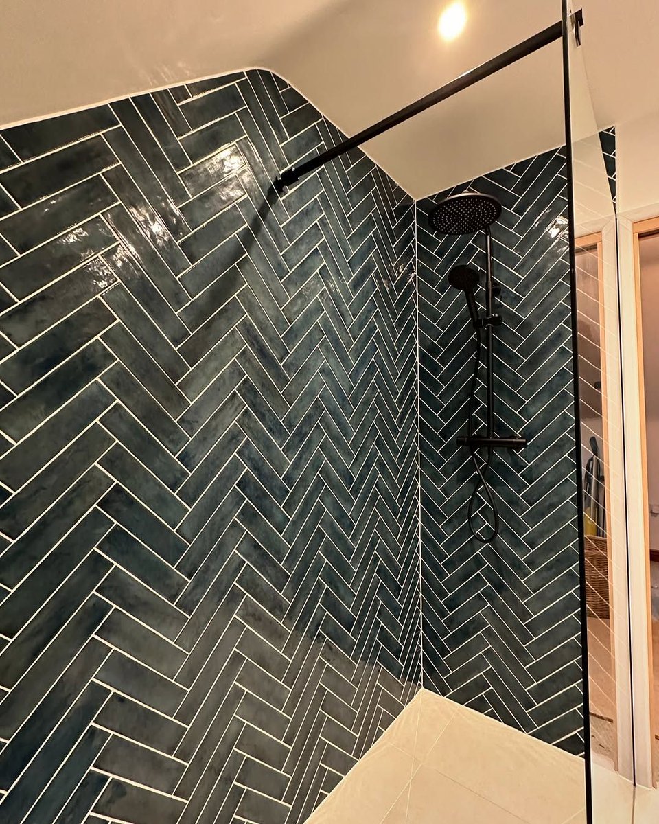 STYLE SPOTLIGHT🔎 

Elevate and personalise your space with tiling, we love this wall feature from @phsbathrooms! 

The green herringbone tiles paired with Roman's Wetroom Panels in Matt Black combine both colours and textures.