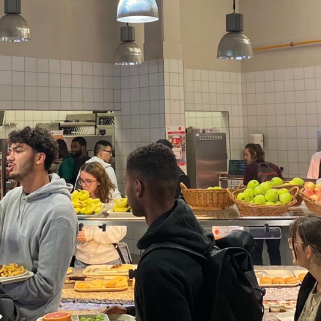 LMPositif's tweet photo. 🇫🇷 Tous les étudiants pourront bénéficier des repas à 1 euros ! L'Assemblée nationale a adopté hier cette proposition de loi socialiste. Cette mesure était jusqu'à présent réservée aux étudiants boursiers ou en difficultés. 🍕 (Le Parisien Étudiant) 

📸 Crousparis https://t.co/k2UB6gIS8I