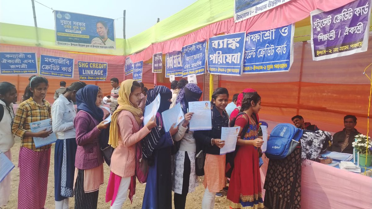 দুয়ারে সরকার : পর্ব ৯

কুয়াশাময় সকাল,
তবুও ৩৭ টি পরিষেবার আবেদনে অনড় জনগণ।

আবেদনকারীদের সদর্থক উপস্থিতিতে সকাল থেকেই মানুষের ঢল।

ইন্দাস উন্নয়ন সমষ্টি, বাঁকুড়া। 
#DuareSarkar
#EgiyeBangla