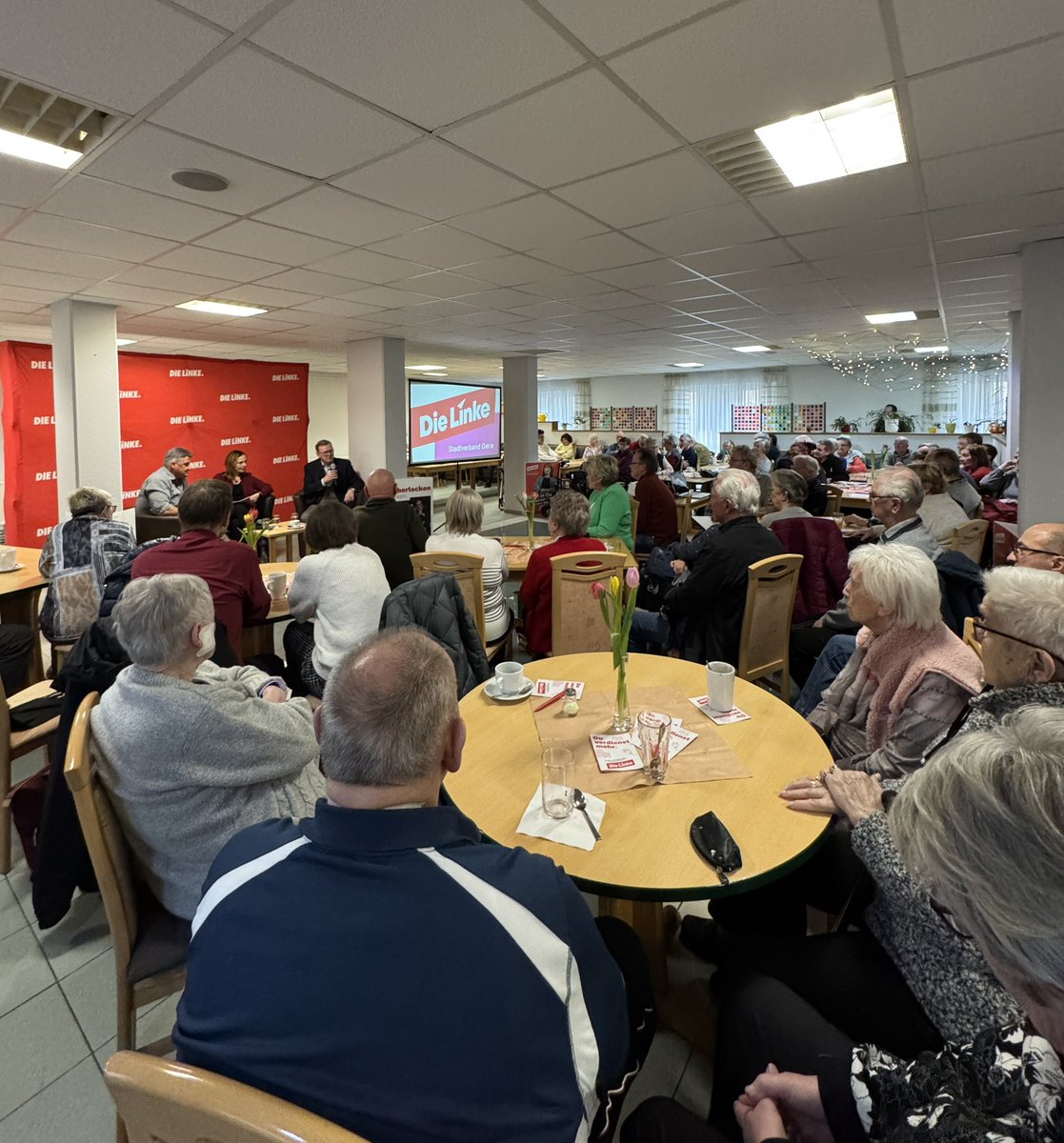 "Einen Anständigeren als <a href="/bodoramelow/">Bodo Ramelow</a> können wir gar nicht bekommen." Tolles Feedback beim Bürgerdialog in Gera.🙏❤️ Silberlocken rocken!😎🚀