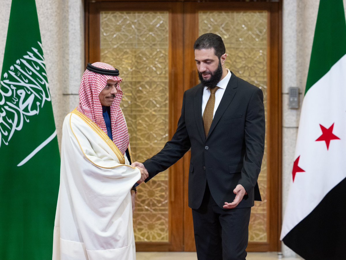 SaudiNews50's tweet photo. صور..

وزير الخارجية الأمير فيصل بن فرحان في #سوريا، وقائد الإدارة السورية الجديدة أحمد الشرع في استقباله.

- https://t.co/3TGpyKbsOo