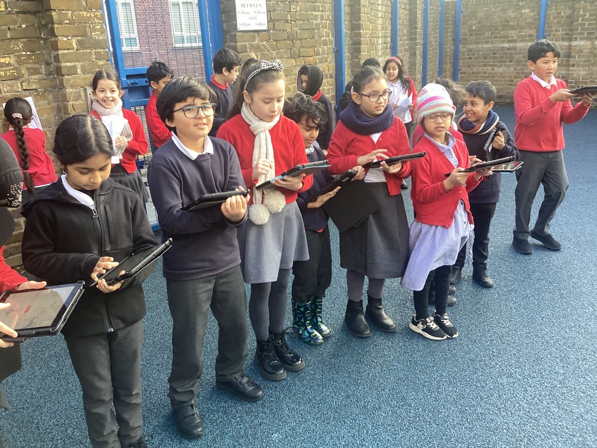 MayflowerSch's tweet photo. In Corita Class, we carried out sound investigations- ‘sounds get quieter as the distance between the sound source and your ear increases.
#science #soundinvestigation #CoritaClass #Year4 #LKS2 https://t.co/tF8doF8iNd