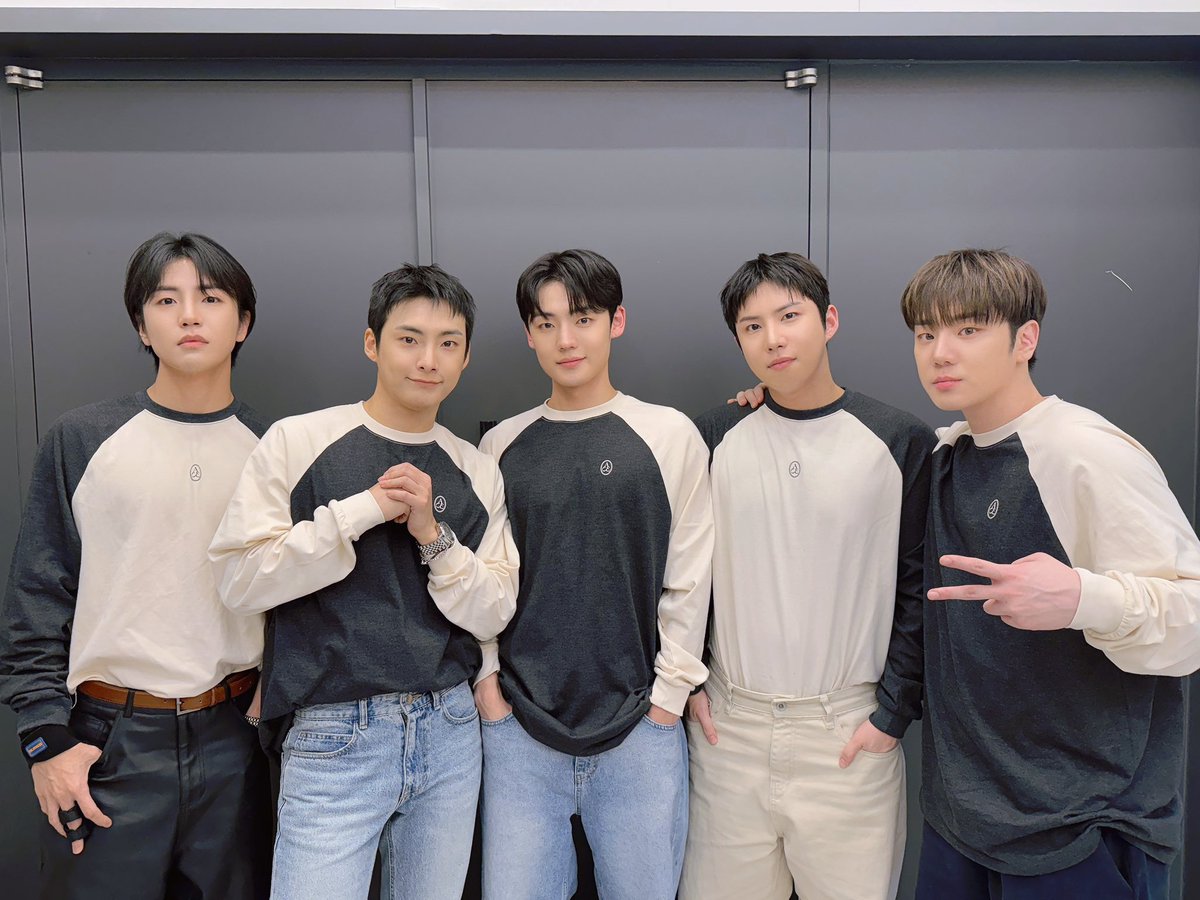 official_ACE7's tweet photo. [📸]

250124 뮤직플랜트 팬사인회 종료 

초이스 보는 날이 많아서 기분 좋은 이번주 💖
멋있는 에이스 VS 귀여운 에이스
초이스의 선택은 ⁉️

#에이스 #피냐타 #에이스피냐타
#ACE #PINATA #AcePINATA https://t.co/xSnbaMzMec