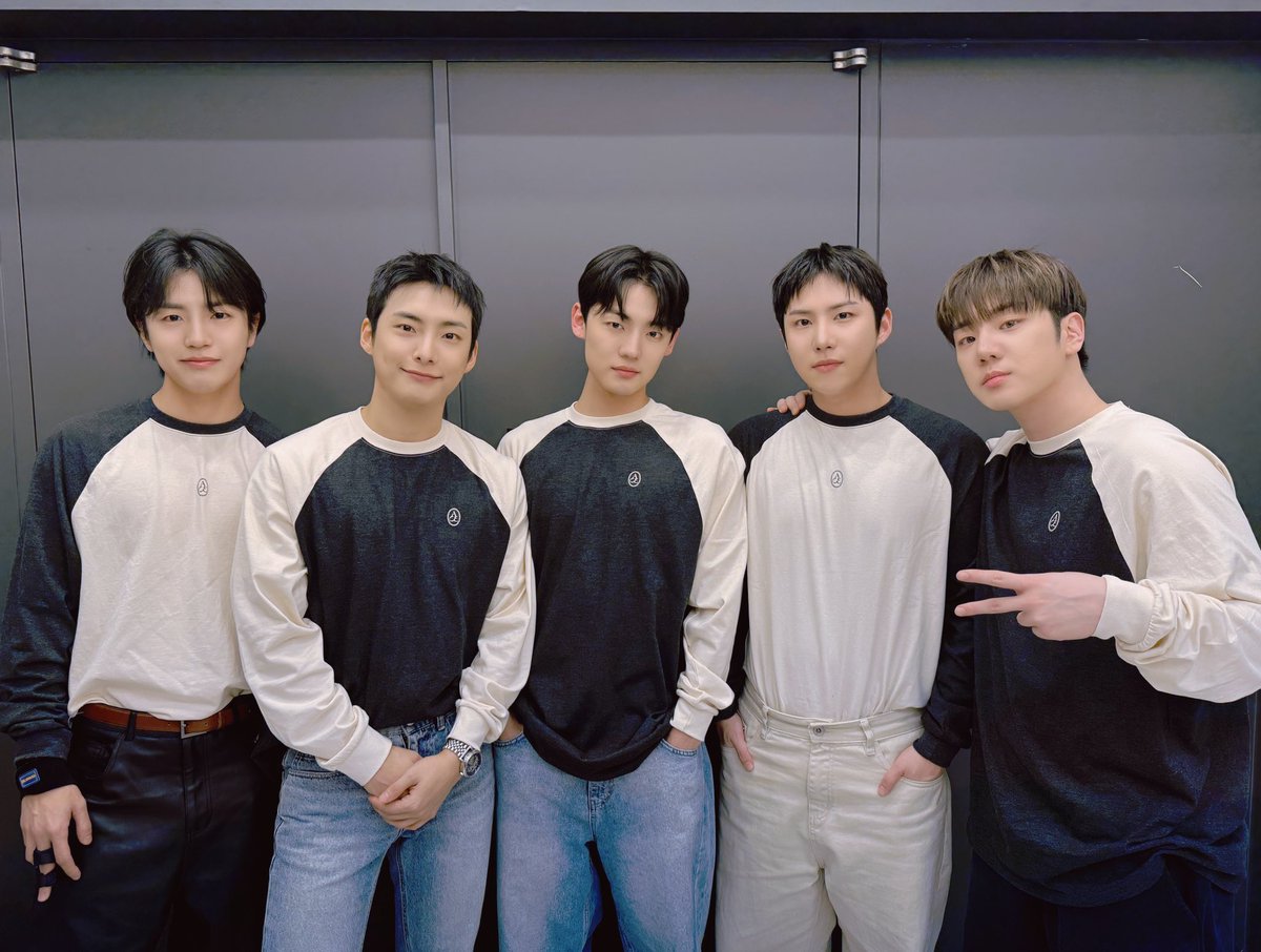 official_ACE7's tweet photo. [📸]

250124 뮤직플랜트 팬사인회 종료 

초이스 보는 날이 많아서 기분 좋은 이번주 💖
멋있는 에이스 VS 귀여운 에이스
초이스의 선택은 ⁉️

#에이스 #피냐타 #에이스피냐타
#ACE #PINATA #AcePINATA https://t.co/xSnbaMzMec