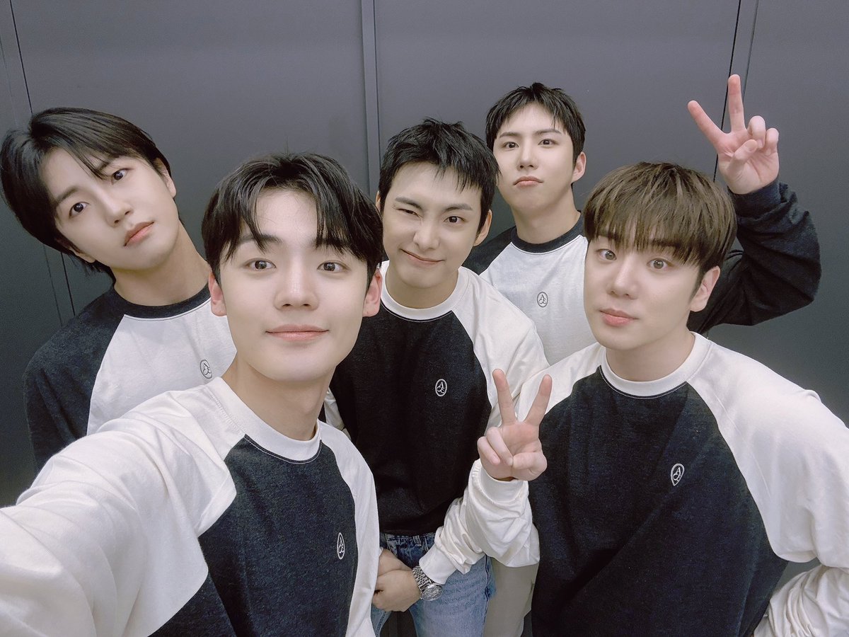 official_ACE7's tweet photo. [📸]

250124 뮤직플랜트 팬사인회 종료 

초이스 보는 날이 많아서 기분 좋은 이번주 💖
멋있는 에이스 VS 귀여운 에이스
초이스의 선택은 ⁉️

#에이스 #피냐타 #에이스피냐타
#ACE #PINATA #AcePINATA https://t.co/xSnbaMzMec
