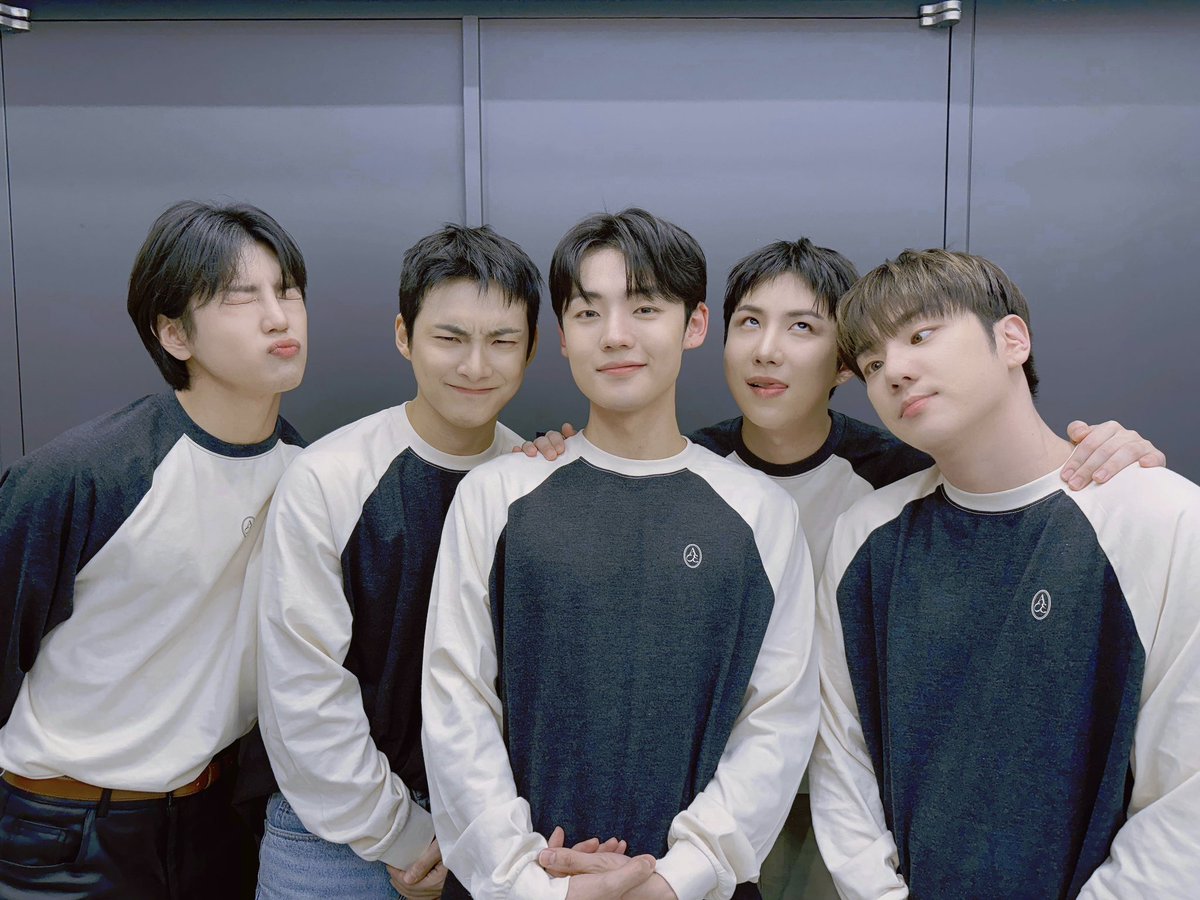 official_ACE7's tweet photo. +) 얼굴 몰아주기😖 https://t.co/C057anOHfu