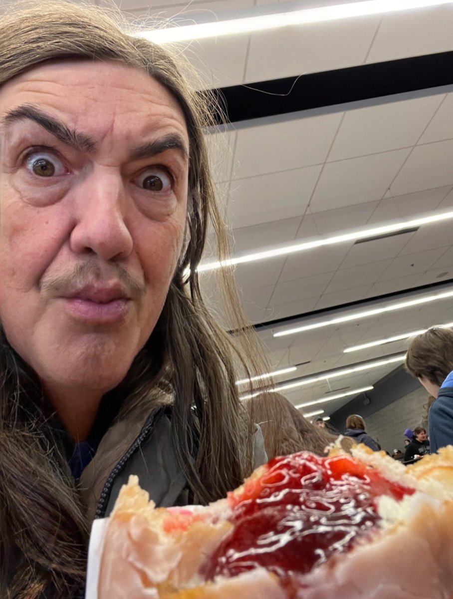 SpunkityBall's tweet image. nothing like a good jelly doughnut! ❤️