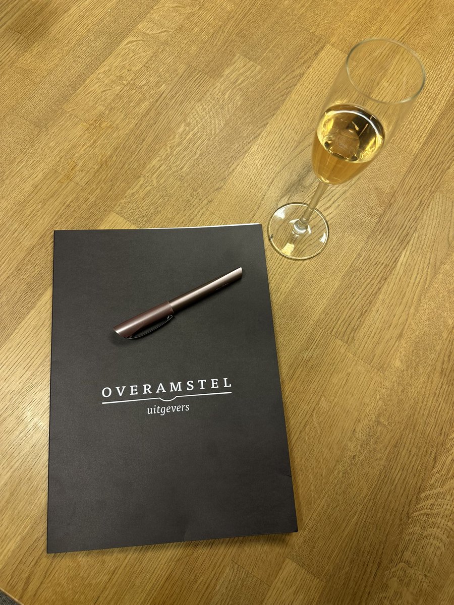 📚📄🎉 CONTRACT GETEKEND VOOR TWEE NIEUWE ROMANS! 🤩🥂 Dolblij, happy, dankbaar en gelukkig dat ik vanaf nu mag en kan zeggen dat ik auteur ben van <a href="/hollands_diep/">Hollands Diep</a>! Met champagne (iets te veel) en taart (nog veel meer) en m’n roze vulpen getekend bij m’n nieuwe uitgeverij!
