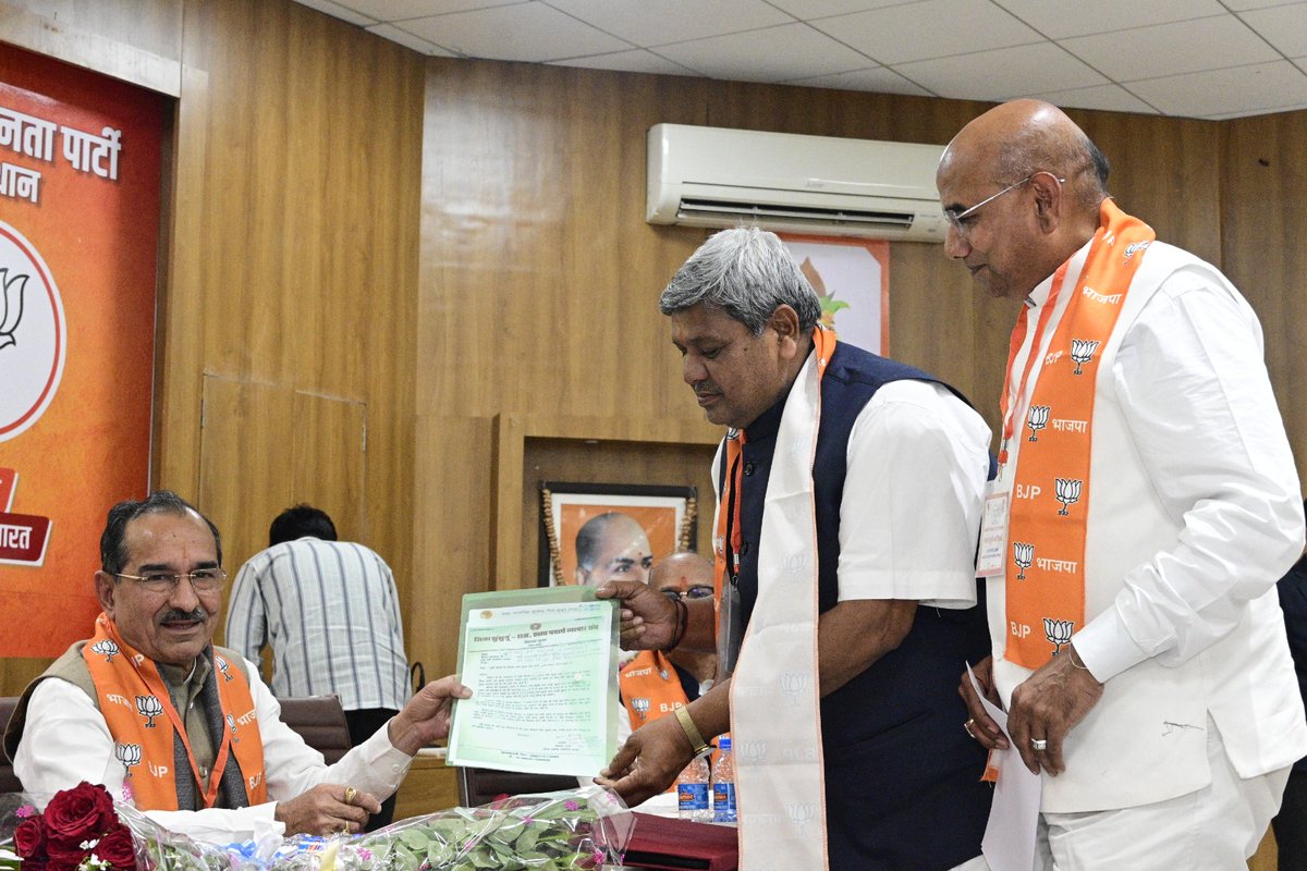 Sewramgupta's tweet photo. आज @BJP4Rajasthan कार्यालय में प्रदेश अध्यक्ष श्री @madanrrathore जी की अध्यक्षता में बजट पूर्व राजस्थान के विकास, उद्योग – व्यापार के संबंधित चर्चा हुई। झुंझुनू जिले में उद्योग खूब बढ़े इसके निमित इस बजट में सरकारी कृषि मंडी और किसान सेवा शुल्क समाप्त करने हेतु सुझाव दिया। https://t.co/ns86JhJYR9