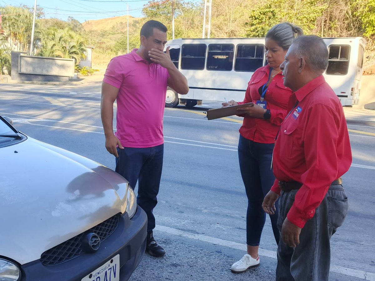 InttCharaNorte's tweet photo. #MobilidadSegura | Funcionarios del #INTT Charallave Norte realizan supervisión en el PAC La Peñita, para garantizar el cumplimiento de las normas de tránsito. https://t.co/vg3aXON38k