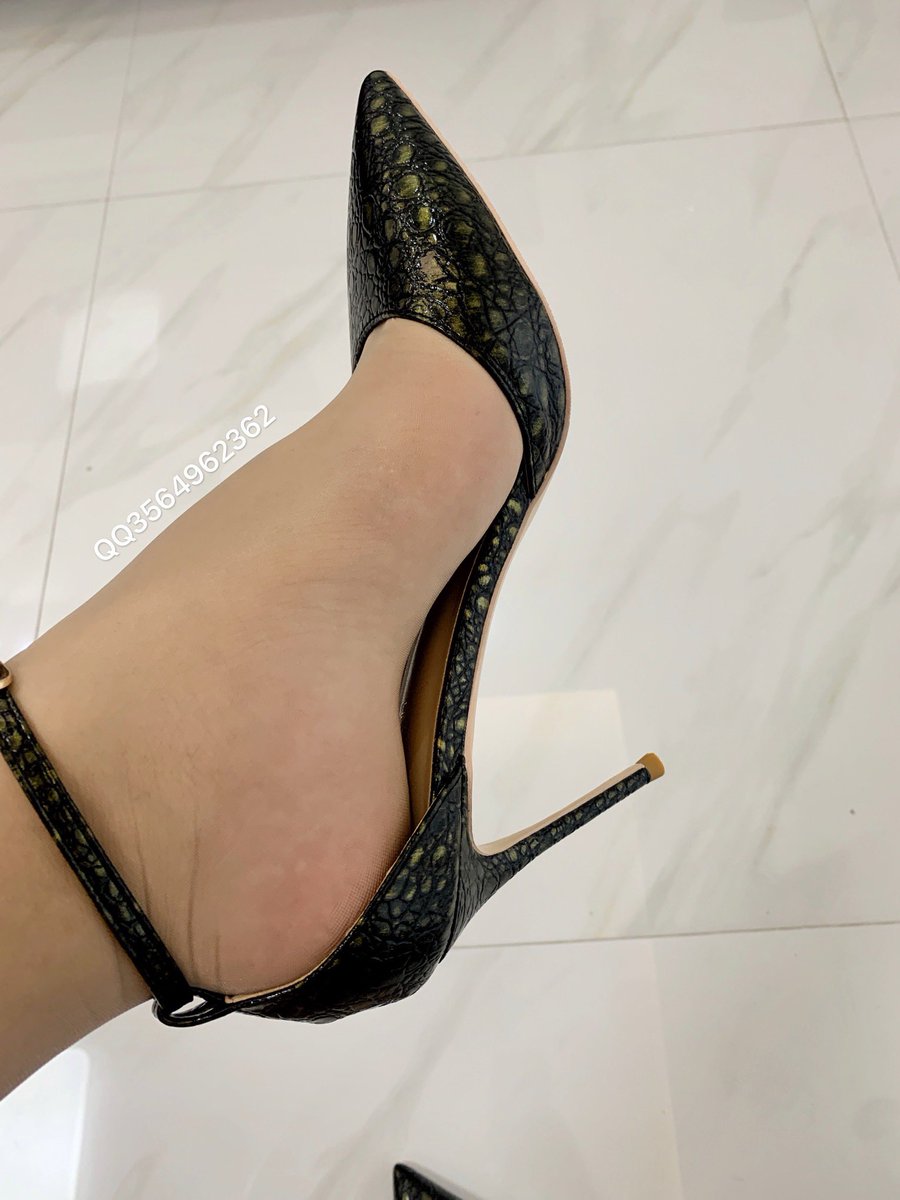 嘿嘿，哪双比较好看啊🤔👠#crossdress #女装大佬 #crossdresser #变装 #CDM #bdsm #女装奴 #伪娘 #母狗 #四爱（丰满肥臀cdm，喜欢zn，正装胖ZN大叔，丰满女s，Cds，坐标广州)