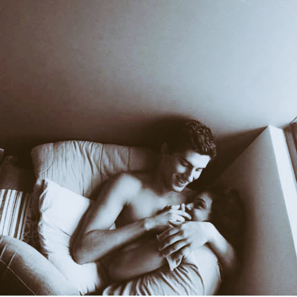 "Luego dormimos abrazados 
como por una hora, 
y eso en cierto modo 
fue mejor que haber 
hecho el amor"...

    - Charles Bukowski
