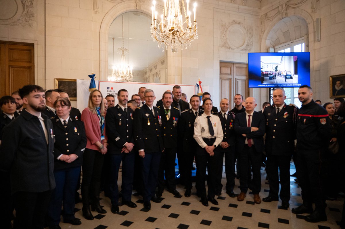 Prefet44's tweet photo. #voeux2025 | Le préfet a adressé ses vœux aux agents de la préfecture, des sous-préfectures, des forces de sécurité et de secours du département. L'occasion de les remercier pour leur engagement du quotidien et de revenir sur les temps forts 2024 et les perspectives pour 2025. https://t.co/G91dd8h4Zo