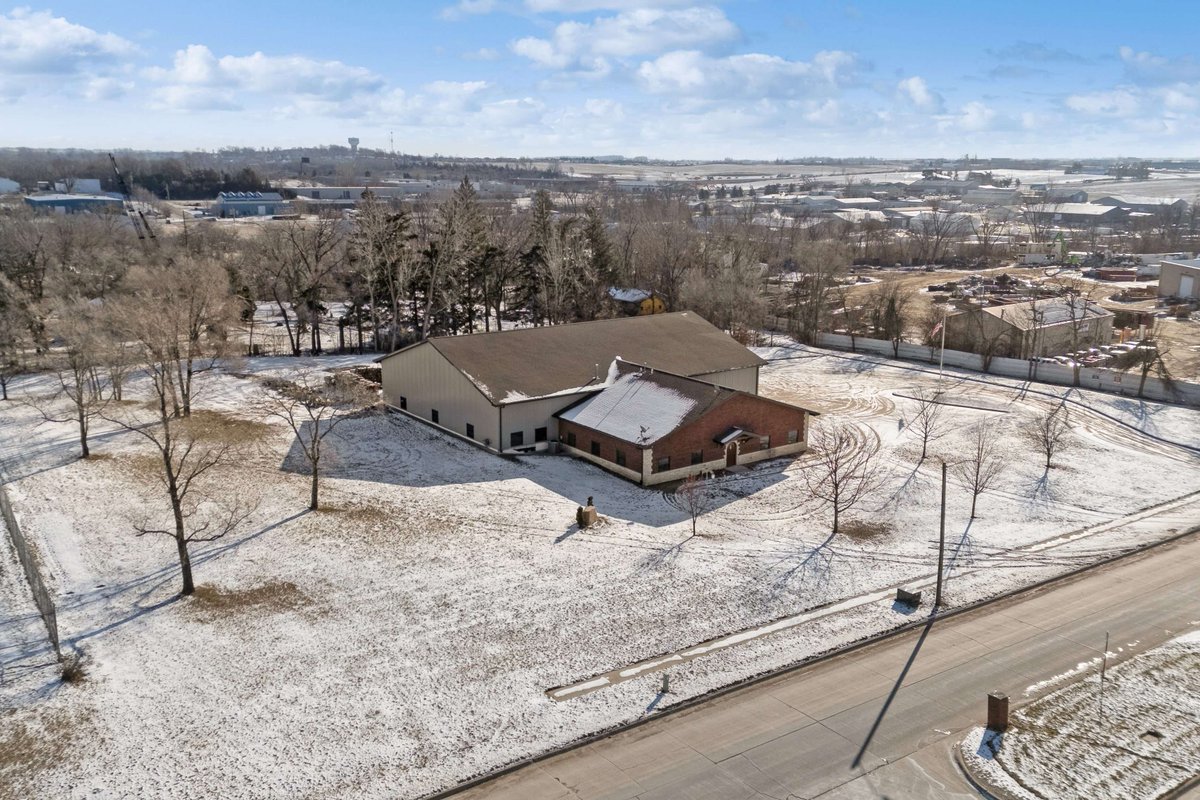 artcutech's tweet photo. 6205 11th St SW, Cedar Rapids, IA 52404-4780 just hit the market!
Take a look at this awesome space: https://t.co/TRgvHjrXe1 https://t.co/LXQd53XE0B