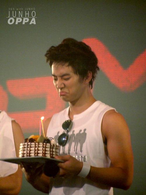 2pmalways's tweet photo. [🐧] 
You can’t think of Junho without thinking... CAKE!!!!
#준호_너의생일에_함께여서_행복해

Happy birthday to the hardworking emperor!! @dlwnsghek

#HAPPY_LEEJUNHO_DAY

What's your favourite Junho cake moment? 🤗 https://t.co/kwvuGAGSqI