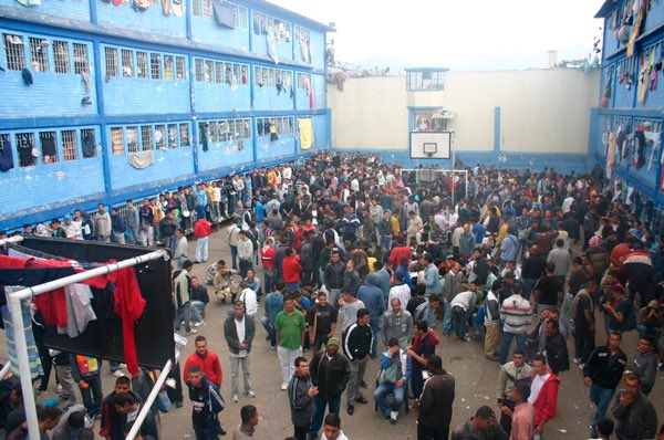 josueartex's tweet photo. 🔥 EL INFIERNO QUE NADIE QUIERE VER 🔥

Las cárceles en Colombia no son centros de rehabilitación. Son universidades del crimen donde el Estado ha cedido el control a mafias, narcos y sicarios. Un negocio podrido que sigue creciendo bajo la complicidad del gobierno.

¿Qué ocurre tras esos muros? Aquí la verdad que NO quieren que leas. 🧵👇
