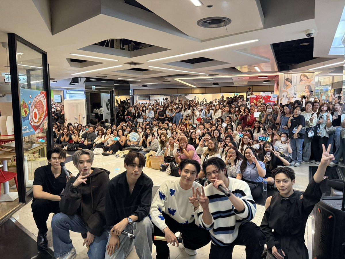 GMMTV's tweet photo. ขอบคุณทุกคนที่เดินทางไกลมากกว่า 5 เมตร แล้วมาใกล้กันจนเกือบถึง 5 เซน🤏🏻😳 ขอให้ทุกคนเดินทางกลับโดยสวัสดิภาพ แล้วมาส่งกำลังใจให้ต่อใน #ThamePoSeriesEP7  น้าาา🫶🏻 

จีบได้มั้ย? (Would you mind?) Ost. เธมโป้ (ThamePo) Heart That Skips a Beat - LYKN

📍MV out now on YouTube : GMMTV RECORDS
🎥 https://t.co/bf6lfUzZNb 

#จีบได้มั้ยMV
#GMMTV