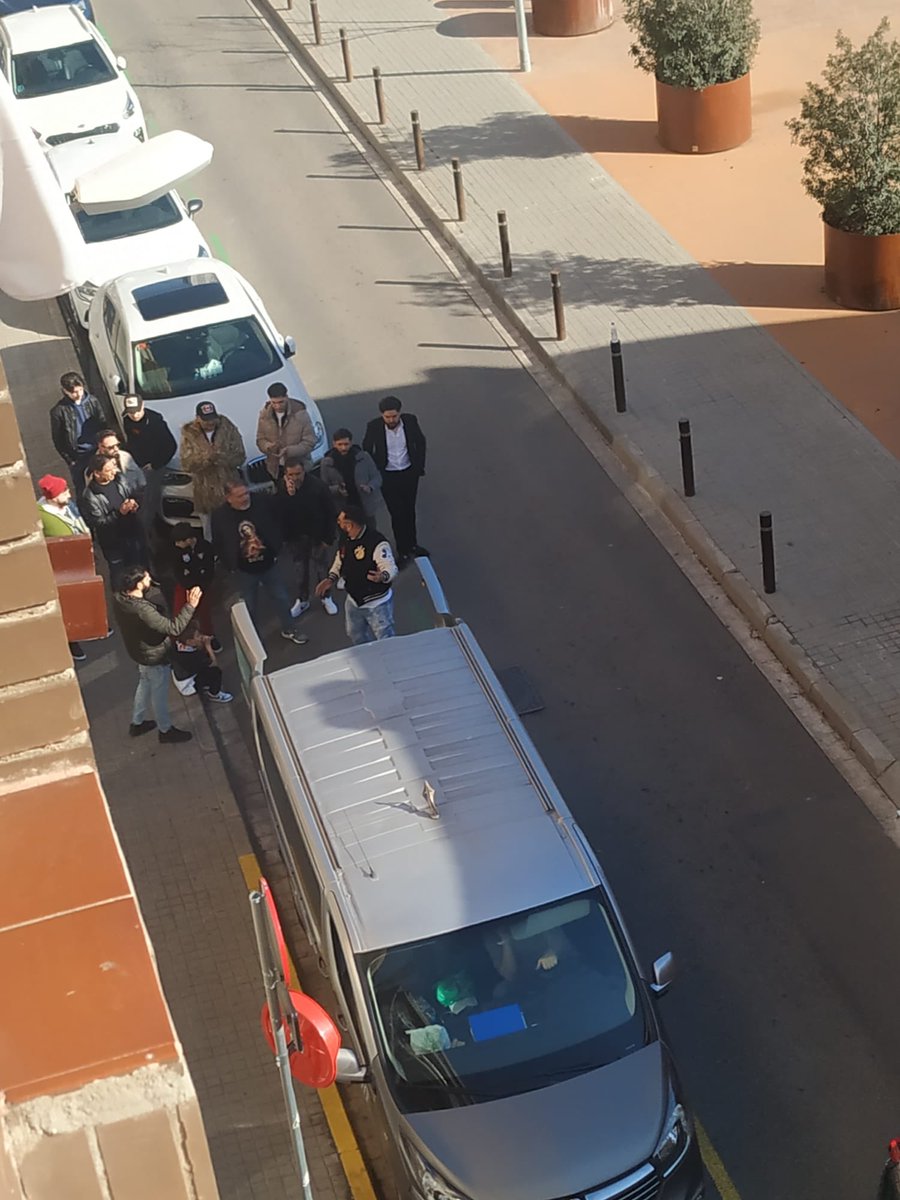 Al costat del #tramatori, al mig del carrer, a l’espai públic, a l’entrada d’una escala de veïns ….. un funeral!!! Inaudit i intolerable. Una vergonya. Aquesta és la Barcelona que voleu? <a href="/jaumecollboni/">Jaume Collboni</a> <a href="/GUBBarcelona/">Guàrdia Urbana Barcelona</a> <a href="/bcn_ajuntament/">Ajuntament de Barcelona</a> 

#foraespeculadors #stoptanatori