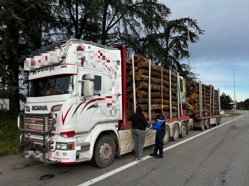 Gendarmerie_026's tweet photo. #SécuritéRoutière La surcharge d'un 🚚 peut entraîner de lourdes conséquences en terme de sécurité. L'#Edsr26 contrôle le respect des poids autorisés des chargements. 🟥 pour ce transporteur de 🪵qui affiche un dépassement de...26 tonnes...🤯🤬👉 Immobilisation et verbalisation² https://t.co/qEf68yVakA