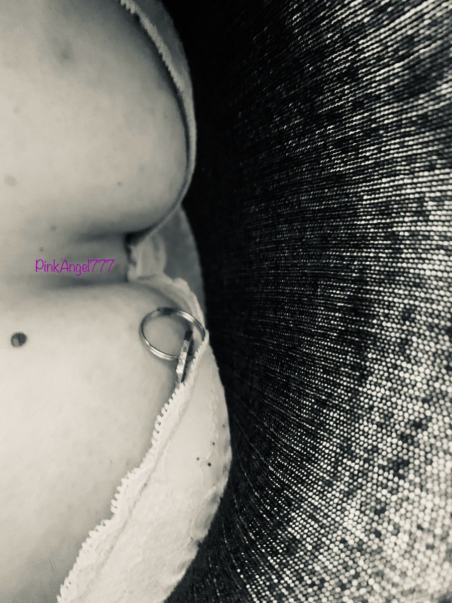 PinkyAngel777's tweet photo. Parce que parfois j’aime les mettre autre part qu’autour de mon cou…. Discrètement glissée dans mon decolté…. Au chaud sur moi 
Un #VendrediSeins coquin ^^

Pas trop serré dans ta cage mon cocu ? @MonsieurJu88 🥰

@PartageDefiHot 

#Keyholdeuse #hotwife #lickmyskin https://t.co/eAD4chX0mR