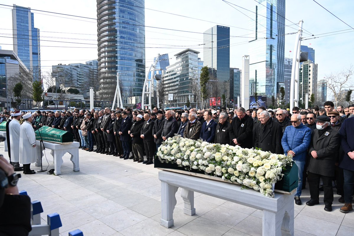 BesiktasBel's tweet photo. Bolu Kartalkaya’da meydana gelen otel yangınında hayatını kaybeden komşularımızın cenaze törenine katıldık. 

Yangın felaketinde yaşamını yitiren tüm vatandaşlarımıza bir kez daha Allah’tan rahmet, yaralılarımıza acil şifalar diliyoruz. https://t.co/1NvDSfda6S