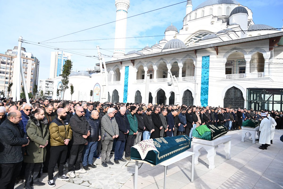 BesiktasBel's tweet photo. Bolu Kartalkaya’da meydana gelen otel yangınında hayatını kaybeden komşularımızın cenaze törenine katıldık. 

Yangın felaketinde yaşamını yitiren tüm vatandaşlarımıza bir kez daha Allah’tan rahmet, yaralılarımıza acil şifalar diliyoruz. https://t.co/1NvDSfda6S
