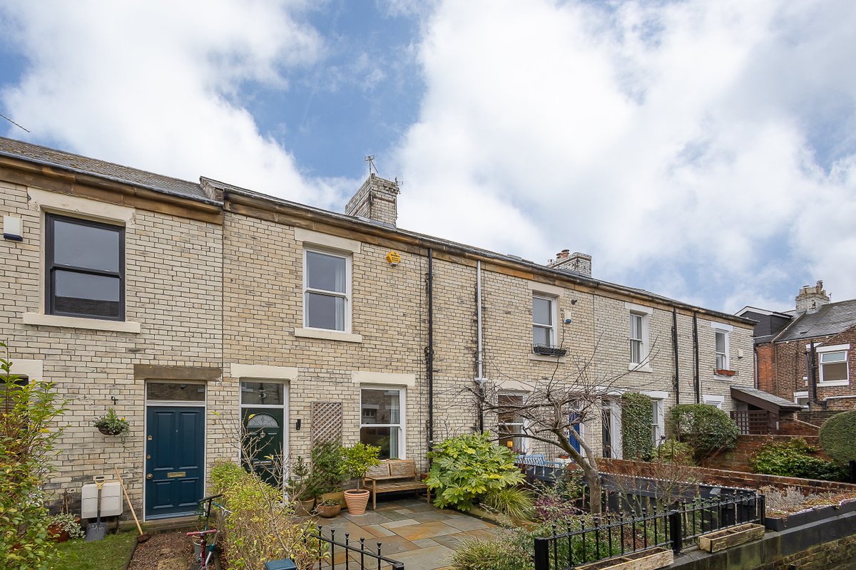A great example of a Victorian mid-terrace terrace which is ideally located on the pedestrianised walkway of Laurel Walk, Gosforth. 

#Gosforth #Heaton #Jesmond #Newcastle #Property #HousingMarket #forsale #fenham

bailey-and.co/property/5-lau…