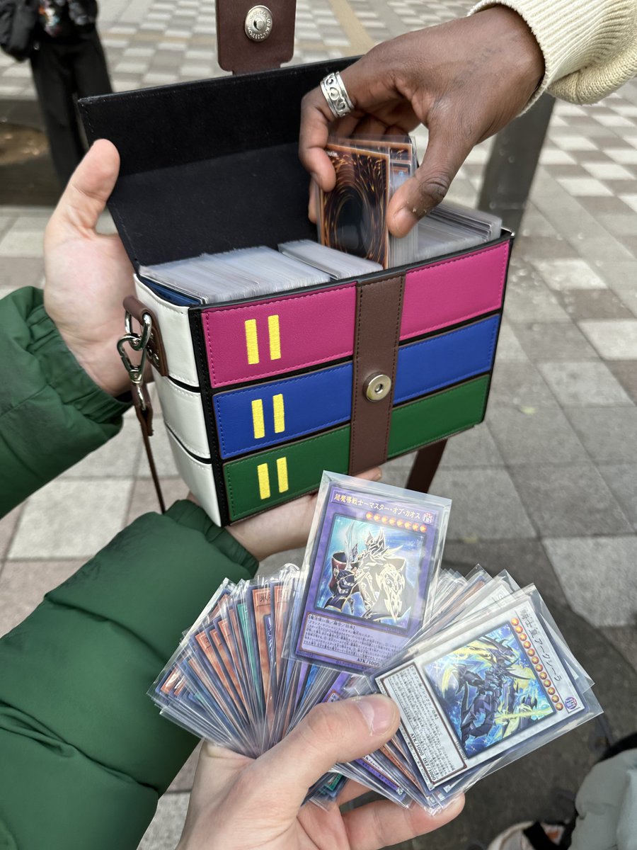 tern_et's tweet photo. you can fit 805 Yu-Gi-Oh single-sleeved cards in the WinRAR bag if anyone was wondering https://t.co/mZBRBc0X5s