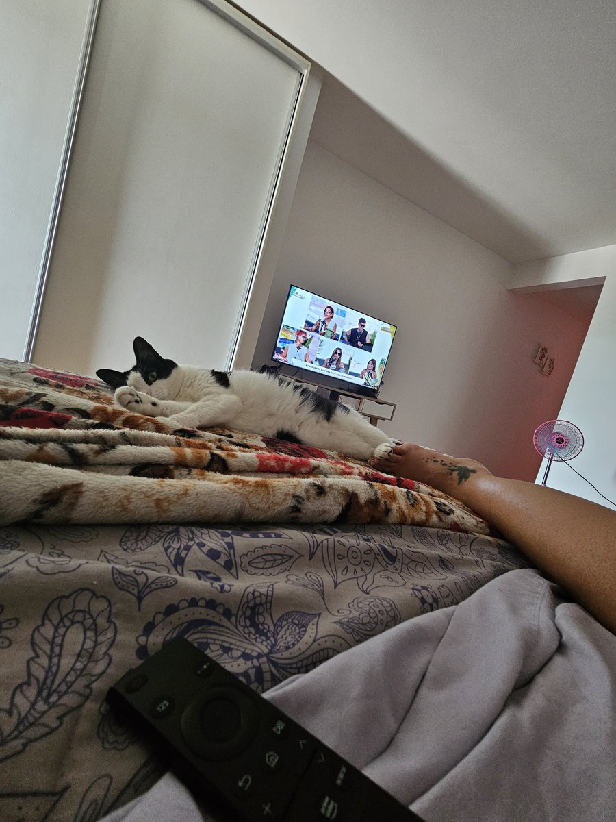 Romiisb_'s tweet photo. Acá con la calor, mirando #UnChurrito tristes qué solo quedan 6 programas https://t.co/YAIVVrYSHj