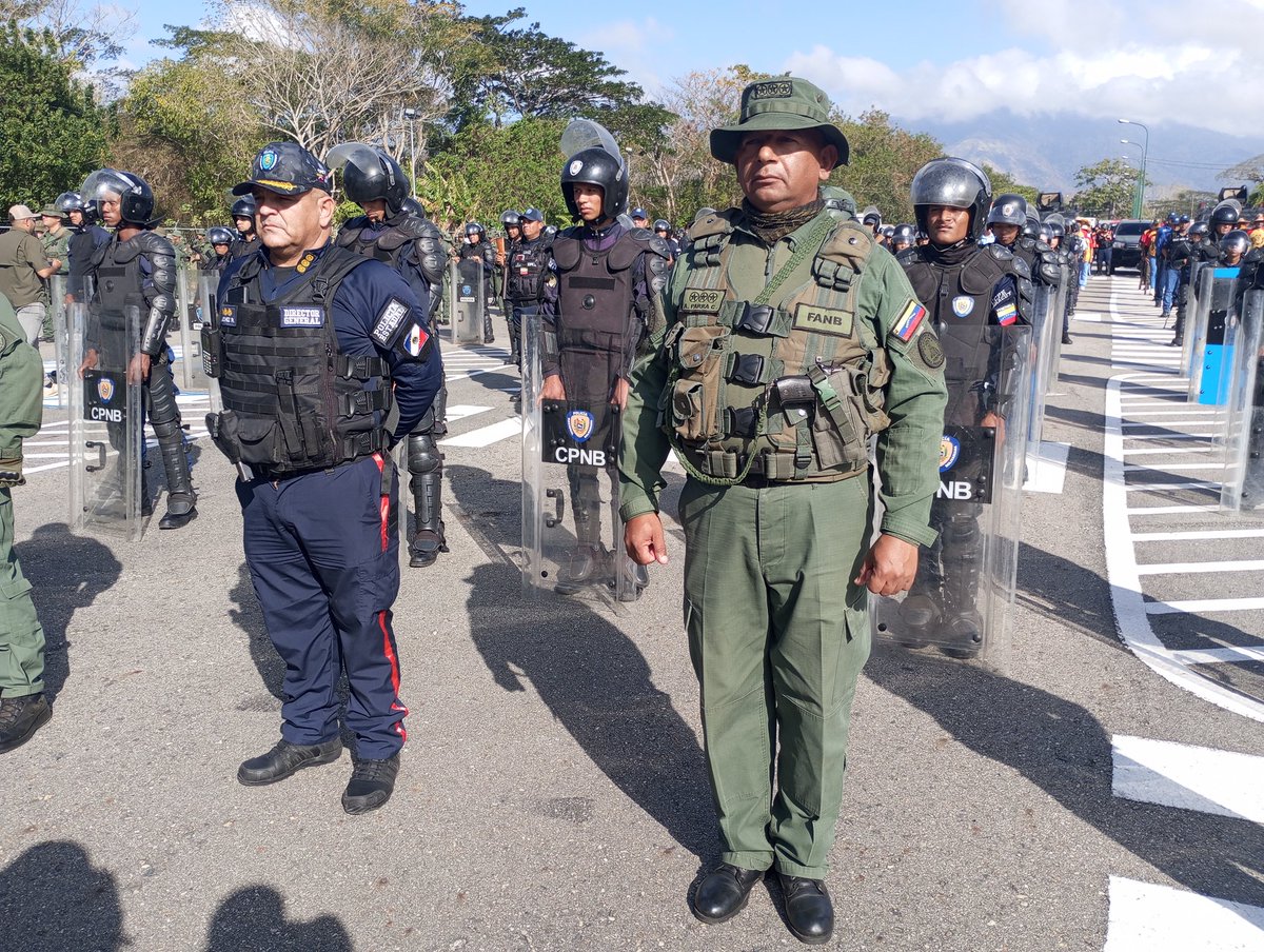 EJB_7MONUCLEO's tweet photo. Décimo (10) Ejercicios del Escudo Bolivariano, en la Operación Bloqueo de una Operación de Paz. Toma y Aseguramiento del Aeropuerto Stte. Nestor Arias. https://t.co/f05P7iJxRB