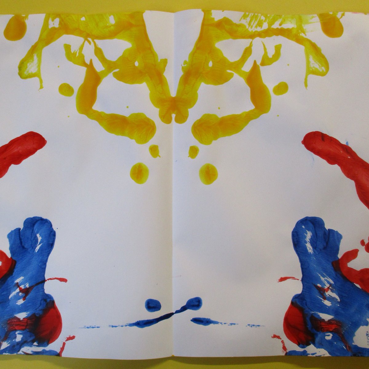 It was messy in Activity Club this week. Everybody was covered in paint, but it was fun! In our baby and toddler session, whilst the children were enjoying themselves, parents got creative making posters. In our sessions, we often sing. A favourite song is The Wheels on the Bus.