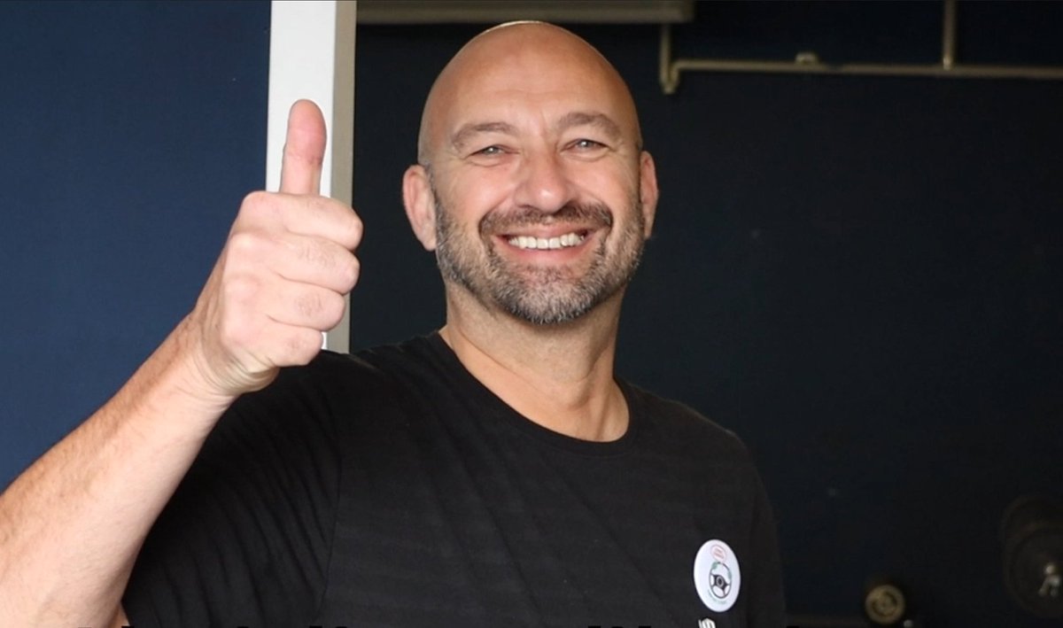 🚕💬 Deze chauffeur krijgt een kick van sport! 💪 Het houdt hem fysiek en mentaal gezond. Onze stelling: "Chauffeurs moeten meer aan sport doen." Eens of oneens? 🗨️Laat je horen!  #SterkAanHetStuur #Zorgvervoer #TaxiChauffeur #GezondeLeefstijl #Vitaliteit