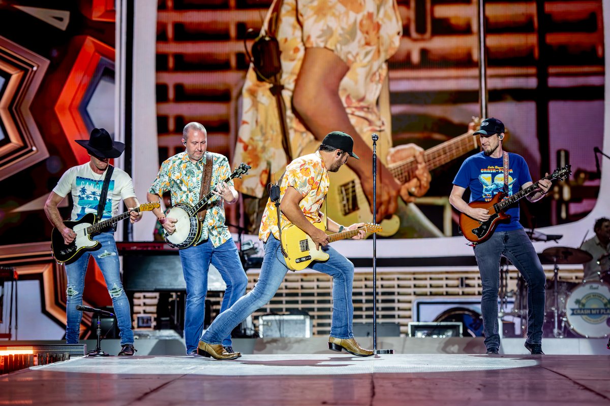 lukebryan's tweet photo. Thank you for 10 Years of @crashmyplaya! https://t.co/QEcdsGNrtD