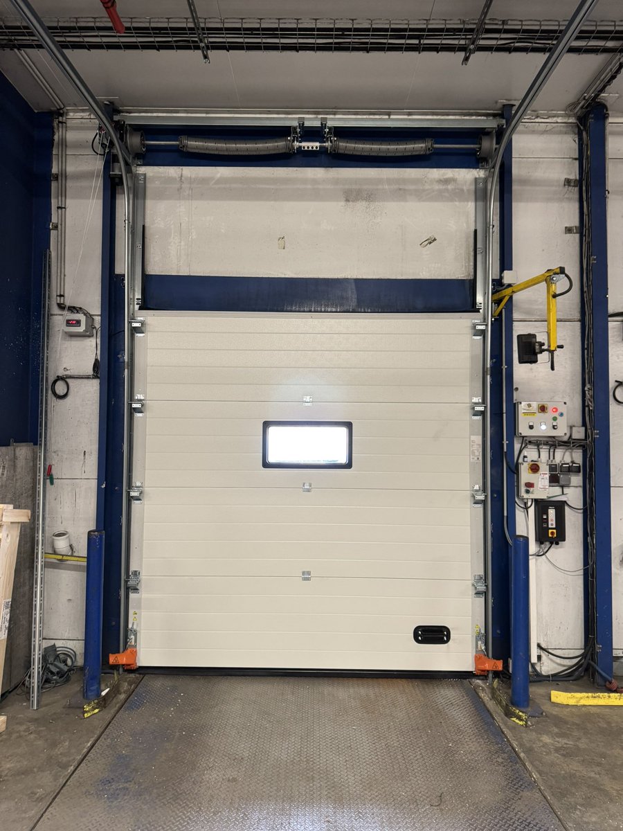 CEMLOCServices's tweet photo. Encore une belle porte fournie et installée par les équipes CEMLOC services chez un gros transformateur laitier, dans le cadre d’un projet de remise à niveau globale.
- Porte sectionnelle motorisée
- Panneaux isolés de 80mm d’épaisseur 
- Hublots triple isolation https://t.co/XAcFMBZrtt