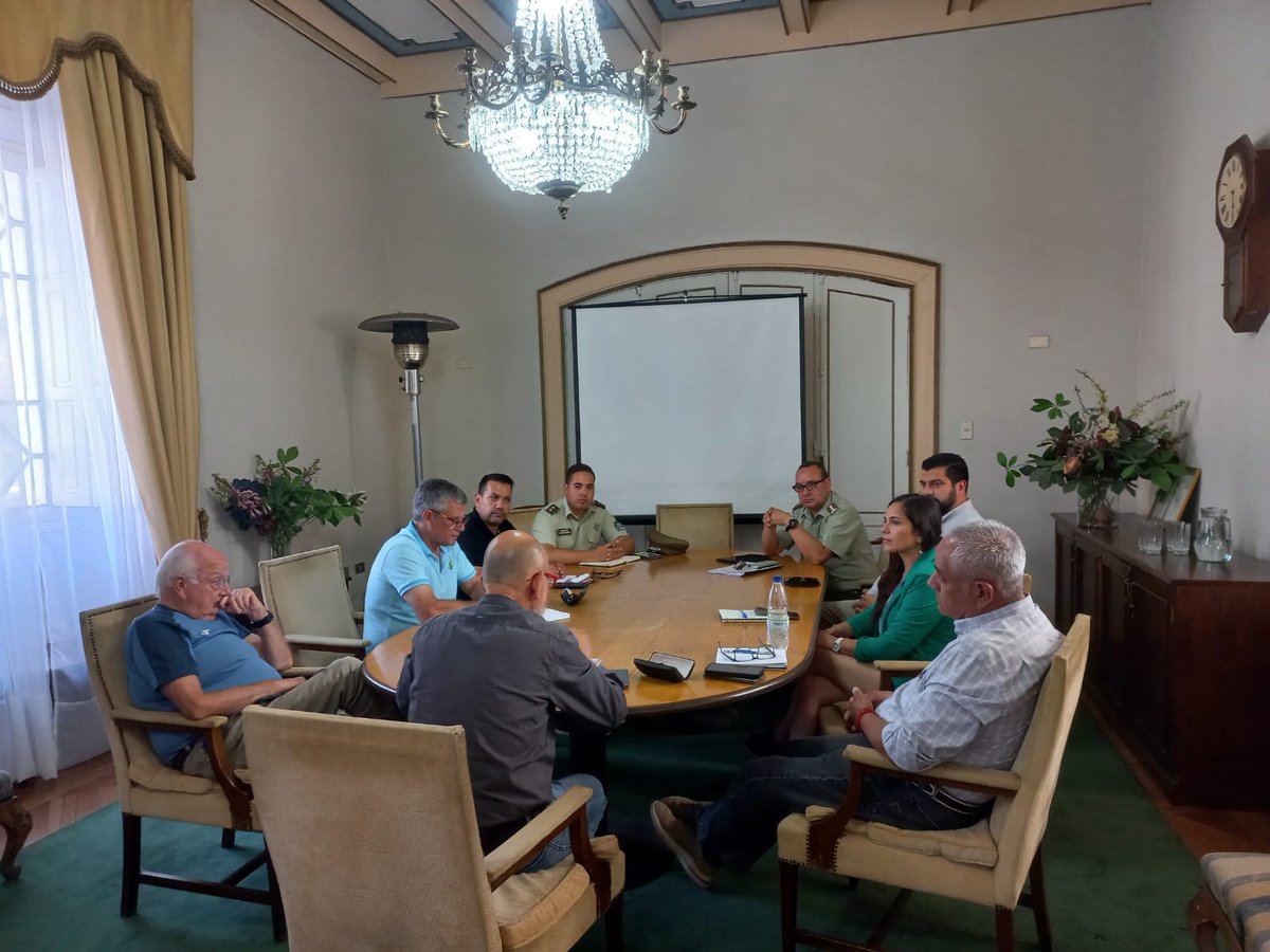 ⚽️¡Por un buen momento deportivo! ✅

En marco de la localía 2025 del Club deportivo O´Higgins, en la comuna de #SanFernando; participamos de reunión con <a href="/DPROhiggins/">Delegación Presidencial Regional de O'Higgins</a>  , <a href="/carab_ohiggins/">Carab_Ohiggins</a> , <a href="/rutadelmaipo/">Ruta del Maipo</a> y CD O'Higgins con el fin de elaborar plan por el bienestar de todos(as)👏