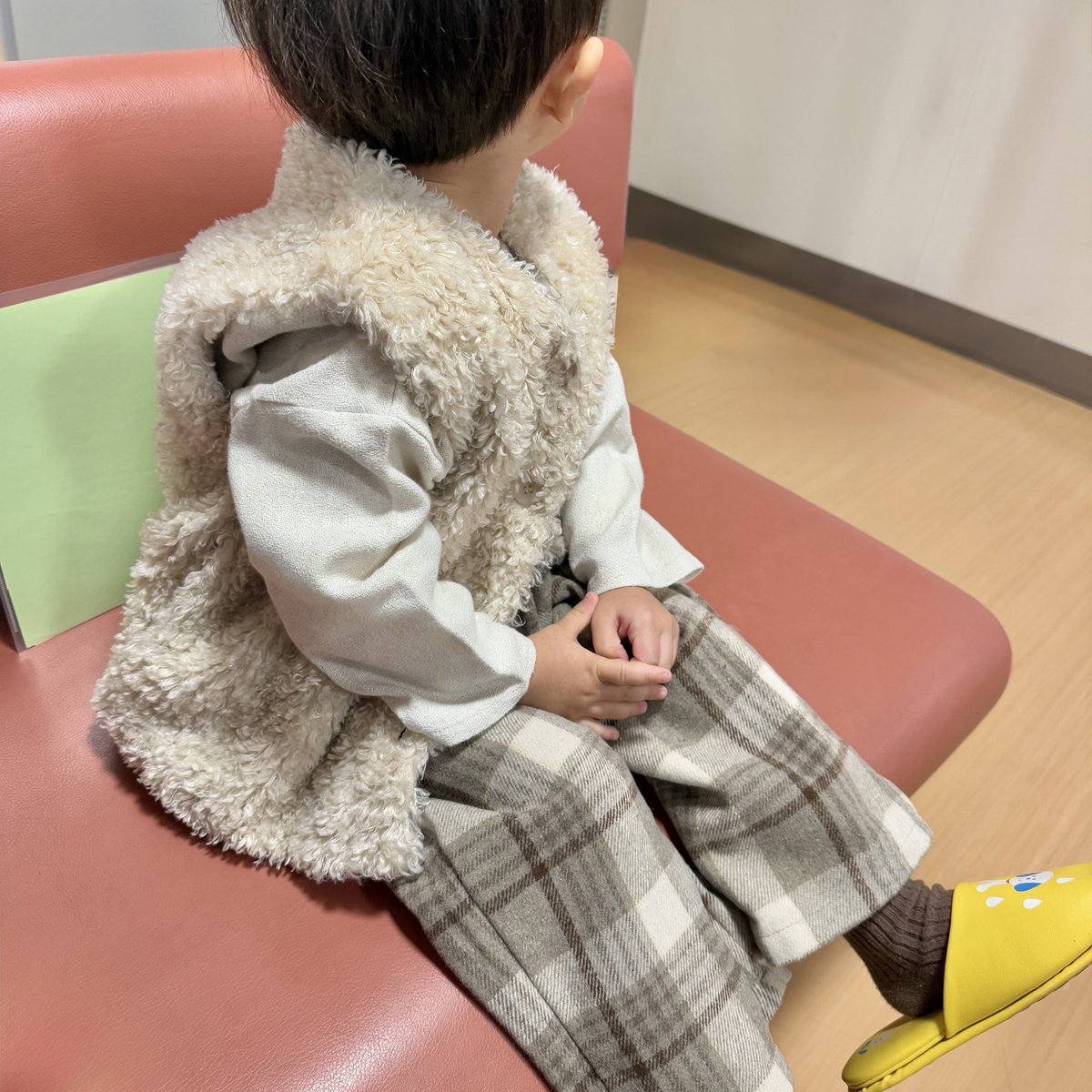 Megu_s750's tweet photo. 子どもたちが嫌って言うまでは私の好きな服を着てもらい、愛でてかわいい姿を写真におさめるために、来週からも頑張って働くぞ！！！！

今しか着れないかわいい男の子服…！ https://t.co/IA4O2F9Ci3