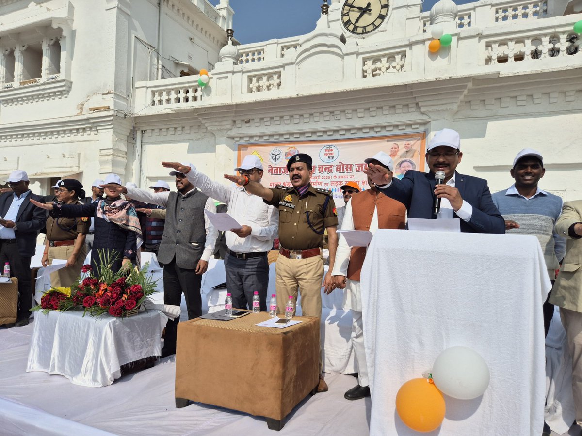dmJalaun's tweet photo. नेता जी सुभाष चन्द्र बोस की जयंती के अवसर पर विद्यालयों से आये विद्यार्थियों,गणमान्य व्यक्तियों व आमजन को सड़क सुरक्षा के प्रति जागरूक करने हेतु इंदिरा स्टेडियम से टाउन हॉल तक लम्बी मानव श्रृंखला #human_chain बनाई व सड़क सुरक्षा शपथ ग्रहण समारोह का सफलतापूर्वक आयोजन किया। @UPGovt https://t.co/JHtqwvLsdt