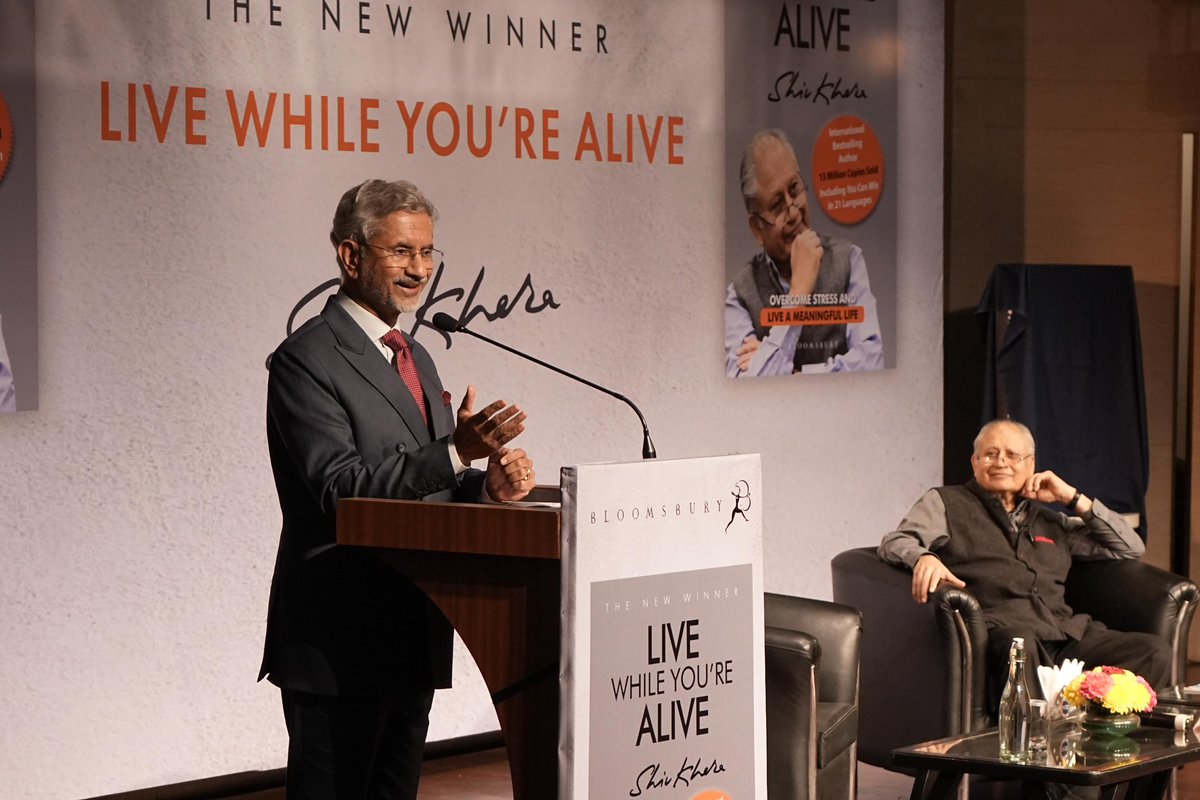 DrSJaishankar's tweet photo. Glad to join the book release of ‘Live While You’re Alive’ authored by @imshivkhera.

My six takeaways from the book: 

1️⃣ Plan for the Unplanned. 
2️⃣ Invest in Relationships. 
3️⃣ No Appeasement. 
4️⃣ No Toxicity. 
5️⃣ Respect Time. 
6️⃣ Get a Good Night’s Sleep. 

Added my own maxims. Do watch.