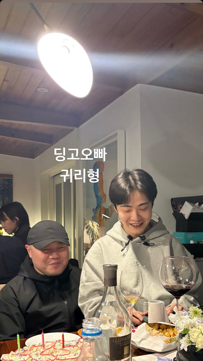 wybh_ina's tweet photo. Choilb sama DJ SQ ngerayain ulang tahunnya Giriboy 🥳🎂
📸 250124 choilb's ig story
#최엘비 #기리보이 #디제이에스큐 #우주비행 #choilb #giriboy #djsq #wybh https://t.co/eApvYUEA5Q