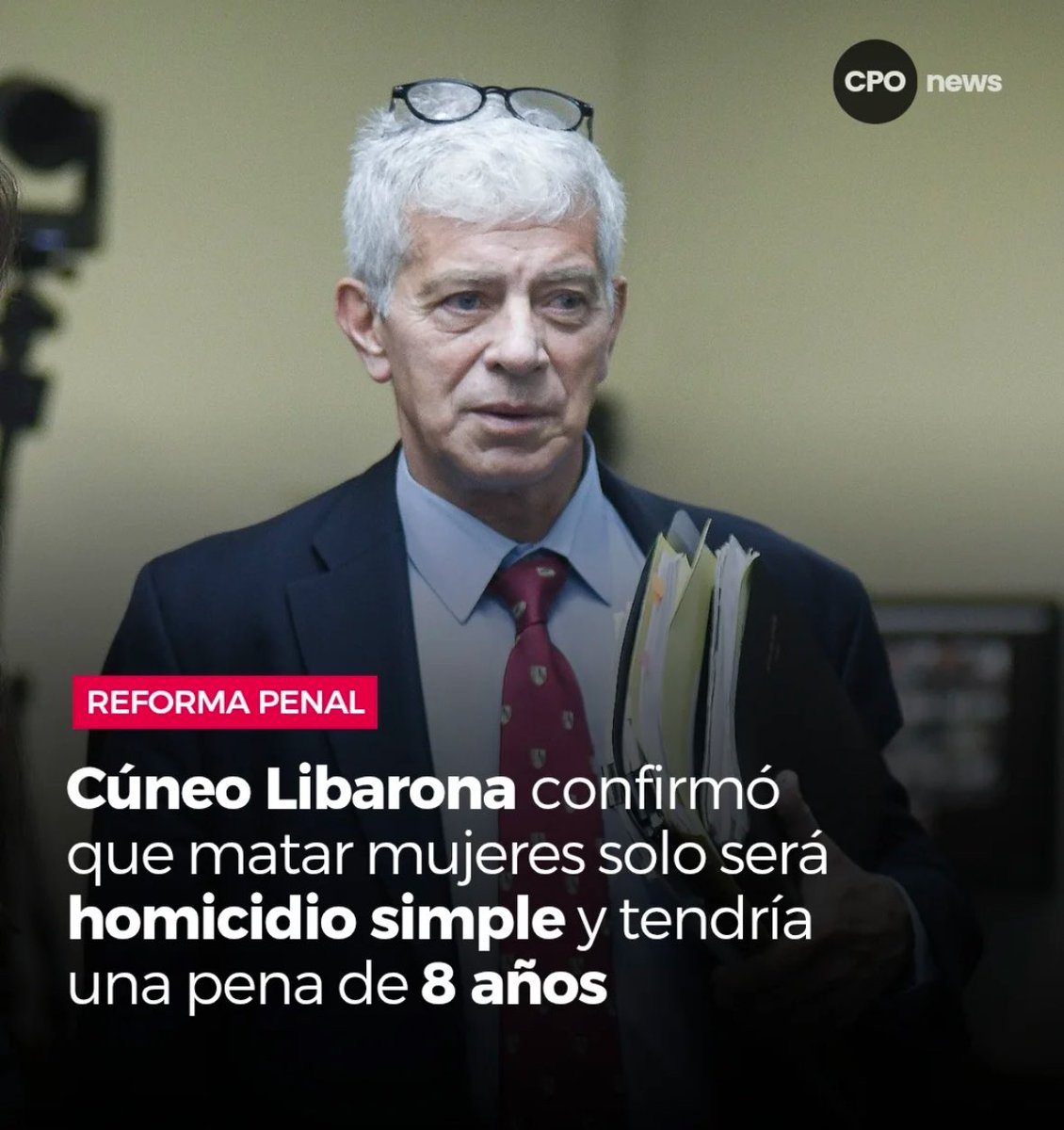 TugoNews's tweet photo. Este tipo LITERALMENTE empujó a su mujer de un décimo piso https://t.co/GSxTSmQRIr