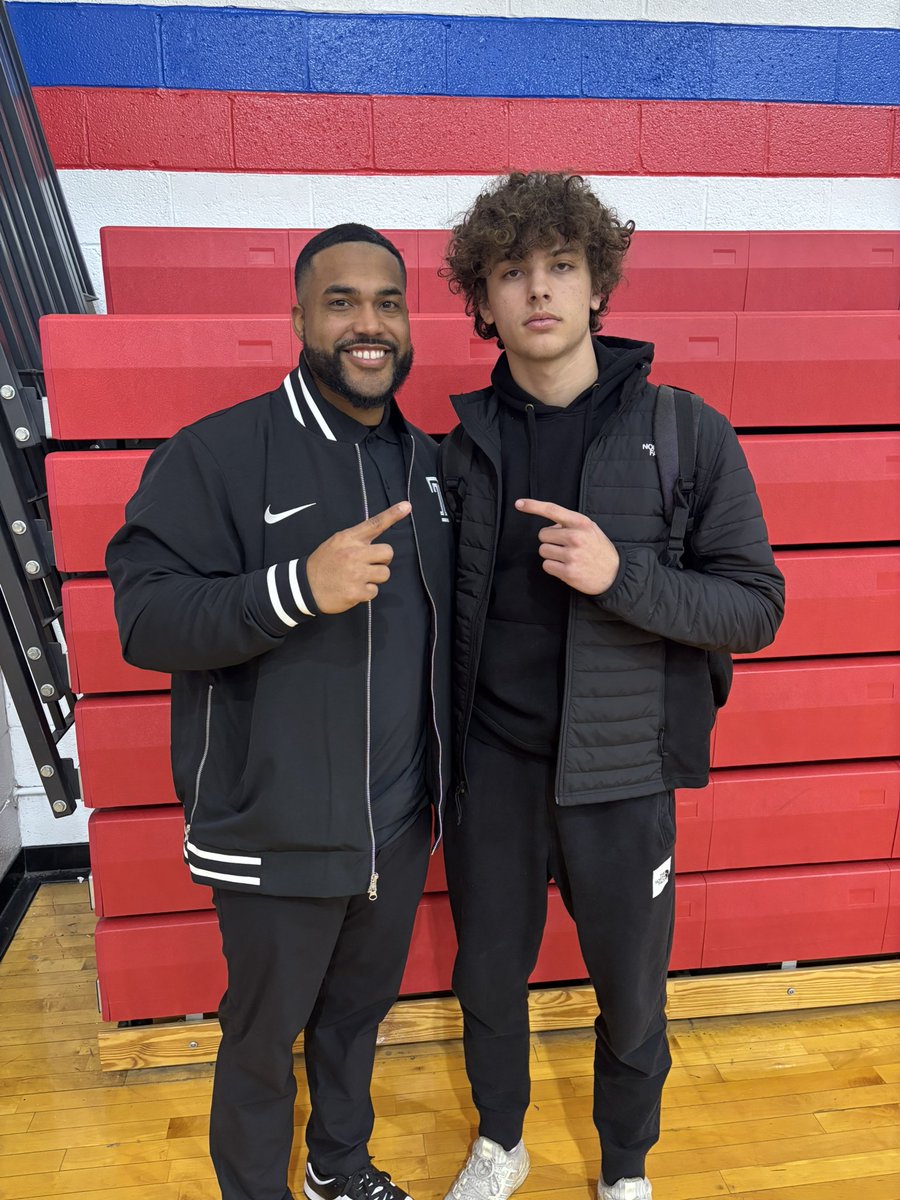 Thank you <a href="/Coach_AndrewP/">Andrew Pierce</a>, from <a href="/Temple_FB/">Temple Football</a> for coming and speaking to me and my peers today! Looking forward to what’s ahead!  #GoStangs#TempleTuff 
<a href="/TritonMustangs/">Triton Mustang Football</a>