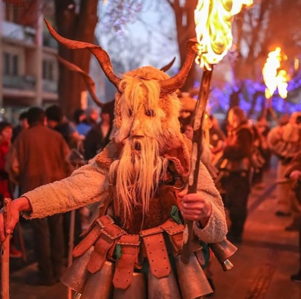 Bana hep Cadılar Bayramı’ ndan daha eğlenceli gibi gelen festival.
 #surva #kukeri 👺🗿🐲🧌