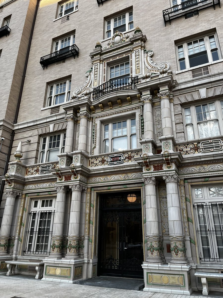 p8stie's tweet image. Hanging out in DC.

This is a weird city. 

It’s walkable &amp;amp; the architecture is beautiful but the people are WEIRD

Everyone is single &amp;amp; I have been tracking people &amp;amp; listening to their conversations and I haven’t heard a single one that wasn’t about work or failed tinder dates