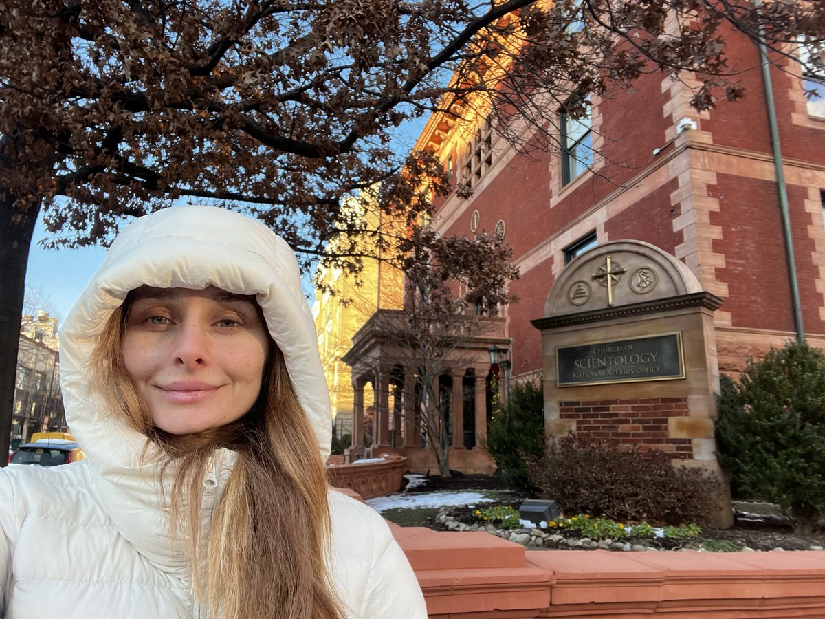 p8stie's tweet image. Hanging out in DC.

This is a weird city. 

It’s walkable &amp;amp; the architecture is beautiful but the people are WEIRD

Everyone is single &amp;amp; I have been tracking people &amp;amp; listening to their conversations and I haven’t heard a single one that wasn’t about work or failed tinder dates