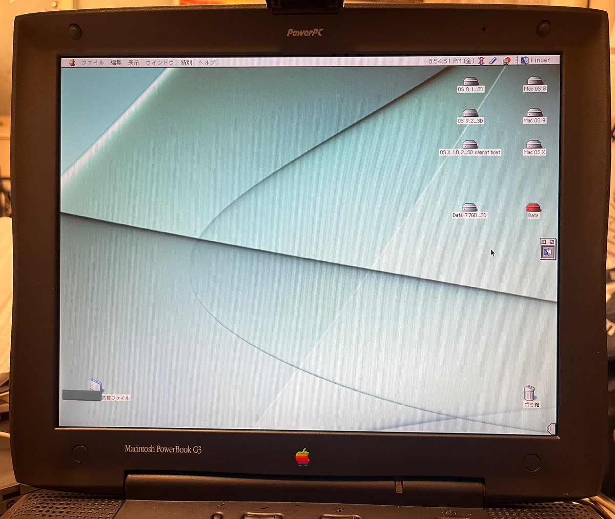 f1olympic_poker's tweet image. PowerBook G3（1998)の動態確認。

前回は故障した内部HDDを換装したが、今回は拡張ベイに入れたSDカードにバックアップを取ることにした。

ただしOS Xのみ、SDカードからの起動ができず。（OS 9はOK）

一番古い98年製のHDDがバックアップとして生き残っているのが驚きだ…

#PowerBook #PowerBookG3