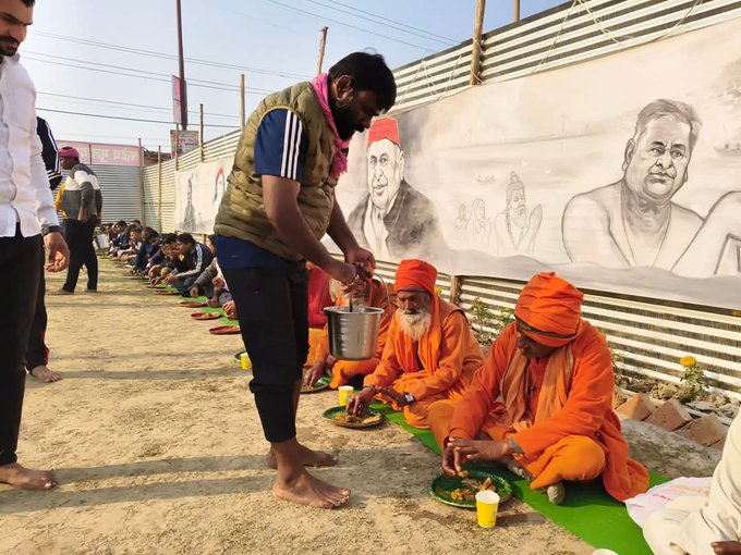 AshishSinghPraj's tweet photo. PDA जननायक, #श्रद्धेय_मुलायम_सिंह_यादव_जी की स्मृति में, प्रयागराज महाकुंभ मेले में पहूंच रहे साधूं, संत, महात्माओं सहित सभी वर्गों के लोगों की सेवा करने का सराहनीय कार्य भाई #संदीप_यादव जी कर रहे हैं!

@MediaCellSP
@sandeep_A2Y 
@obcmedia https://t.co/xybOhl6tir