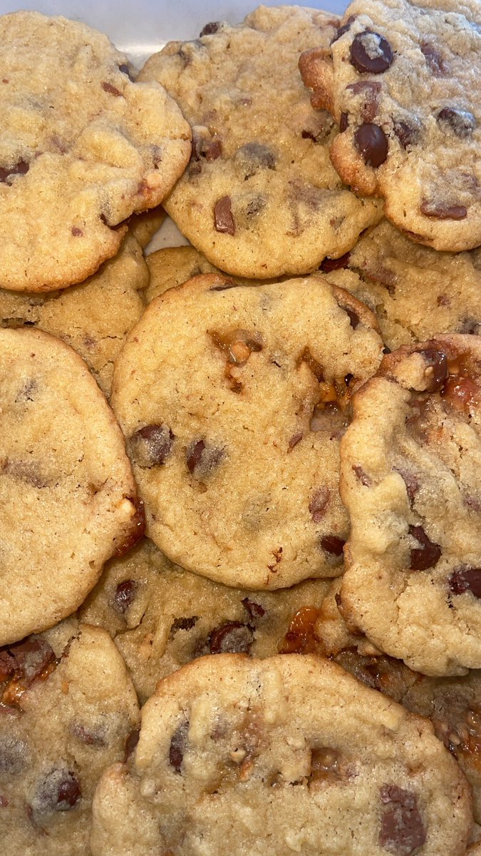 BuzztownM's tweet photo. Chocolate Chip Snickers Cookies 🤞🏾✅💚🍪 https://t.co/4ieEYeAdUk