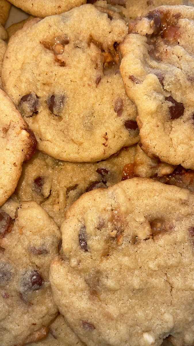 BuzztownM's tweet photo. Chocolate Chip Snickers Cookies 🤞🏾✅💚🍪 https://t.co/4ieEYeAdUk